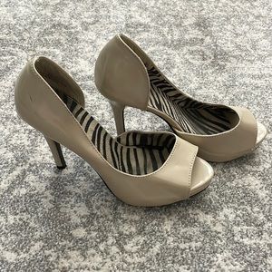 Beautiful & Comfy professional dress shoe. Women’s size 7 heel